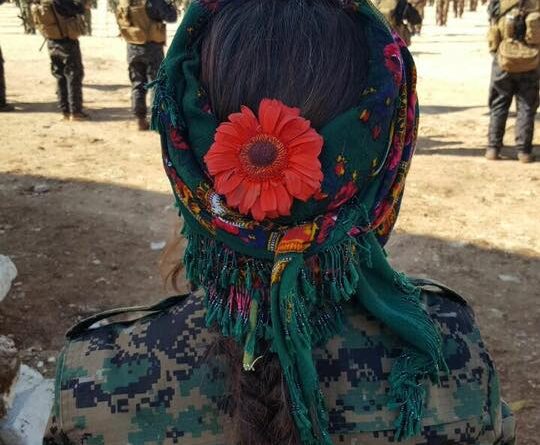 bojovnice s květinou n